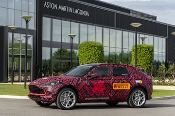 Eerste Aston Martin DBX rolt van nieuwe productieband