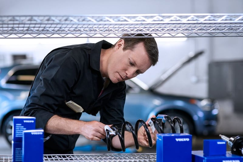 Volvo onderdelen montage garage