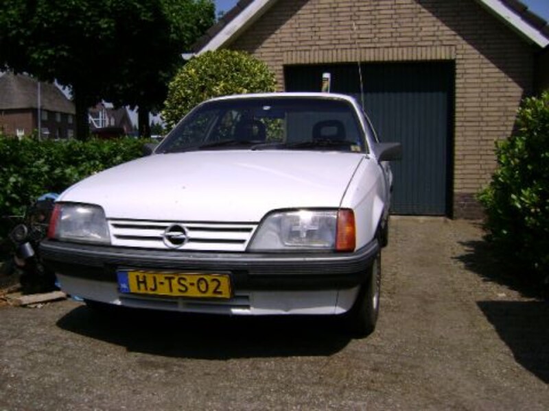 Opel Rekord 2.2i GLS (1986)