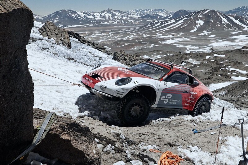 Porsche drives up two 911's tallest volcano in the world - Ruetir