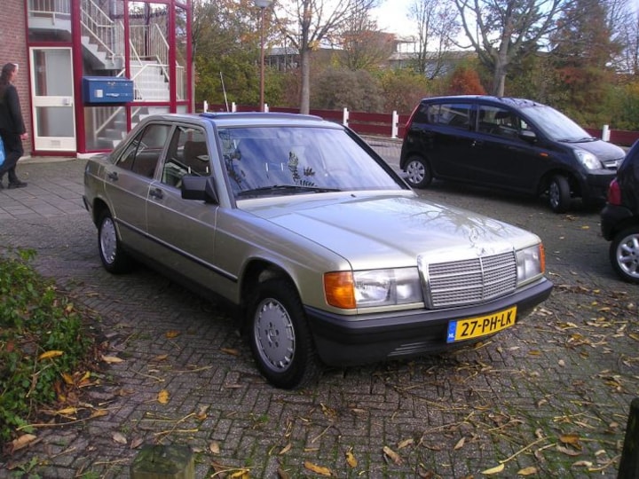 Mercedes-Benz 190 E (1984)