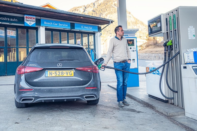Plug-in hybride tanken benzinepomp Mercedes-Benz C300e
