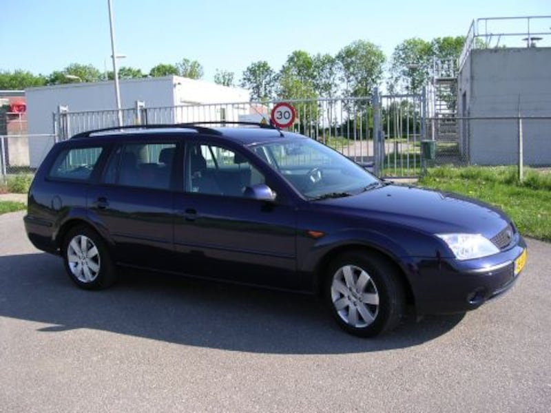 Ford Mondeo Wagon 2.0 16V Trend (2001)