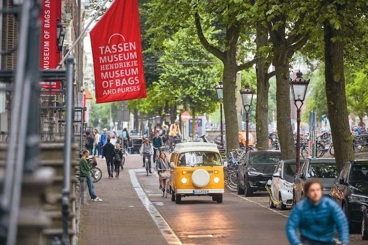 Camper T2 Amsterdam Fietsers geparkeerde auto's