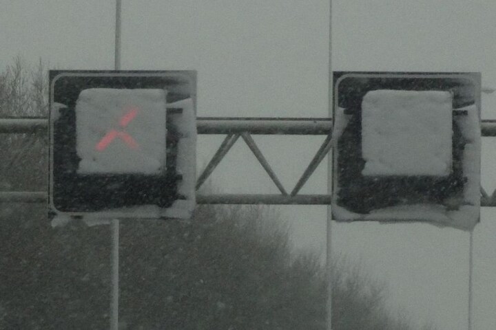 Kruis boven snelweg sneeuw (foto Joost Mooij)