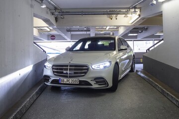 Mercedes-Benz S-klasse zet zichzelf in parkeergarage