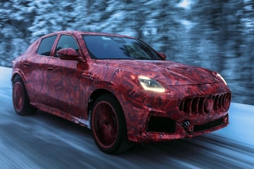 Maserati Grecale in het rood de sneeuw in