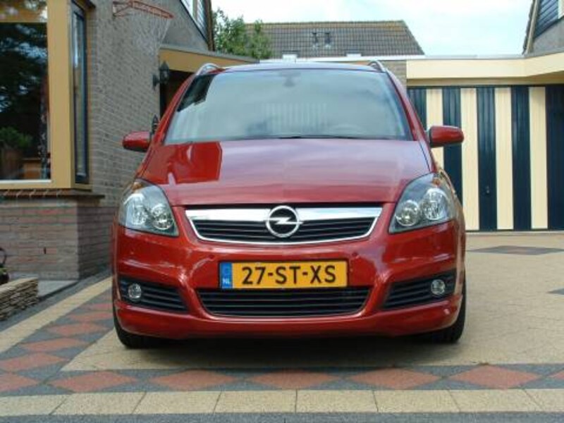 Opel Zafira 2.2 Cosmo (2006)