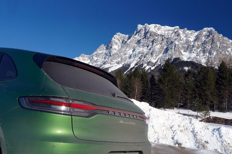 Porsche Macan Turbo groen vies Oostenrijk achterkant