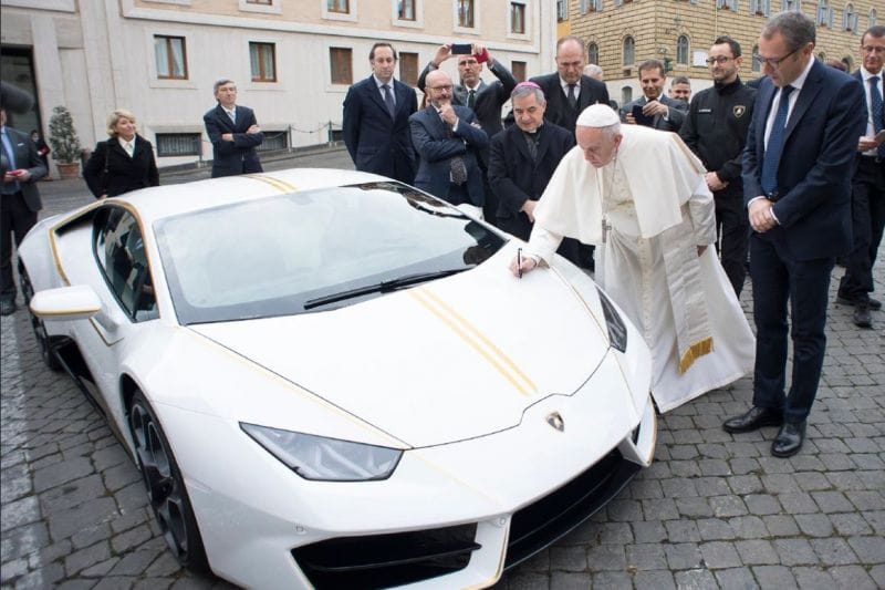 Franciscus: geen Lamborghini als pausmobiel