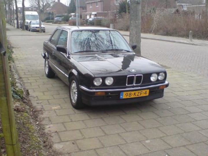 BMW 323i (1985)