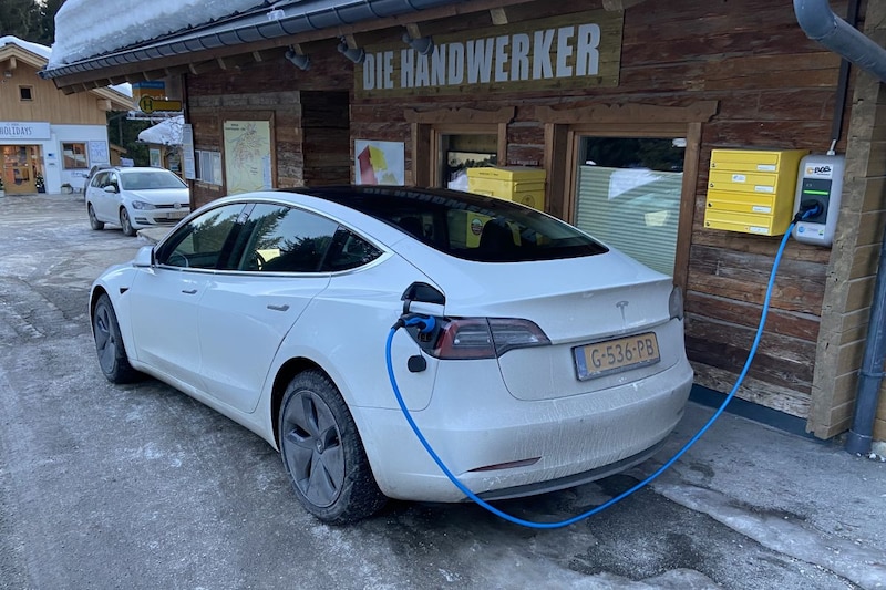 Tesla Model 3 wintersport sneeuw Oostenrijk laden