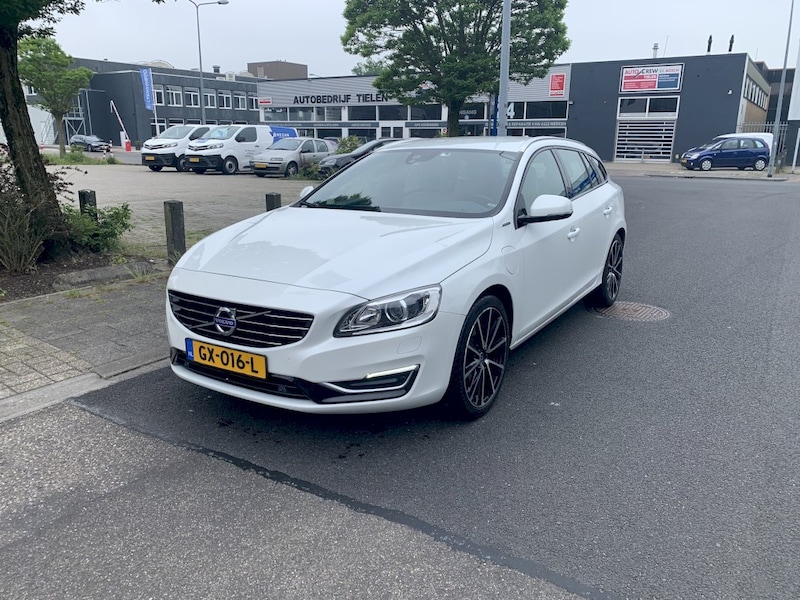 Volvo V60 D5 AWD Twin Engine Special Edition (2015)
