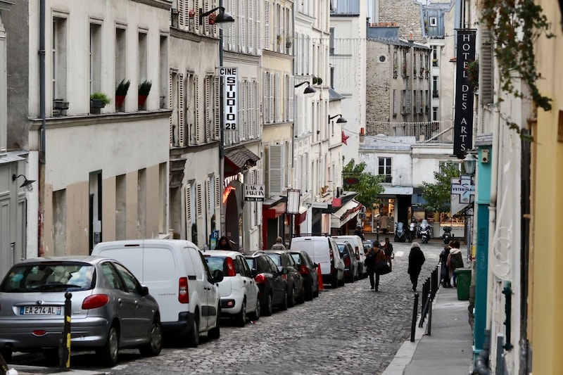 Parijs parkeren smalle straat