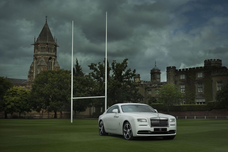 Eleanor Rugby: Rolls-Royce Wraith in actiejas