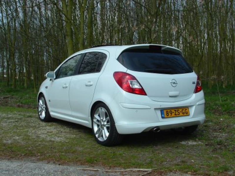 Opel Corsa 1.4-16V Cosmo (2008)