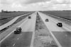 Snelwegen in 1953: geen vangrails, weinig richtingborden en nauwelijks verkeer.