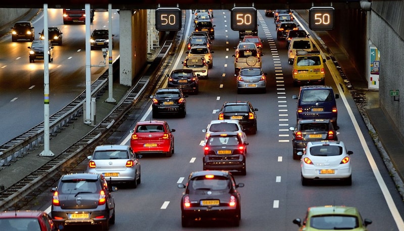 Aantal auto's in Nederland door grens 8 miljoen 