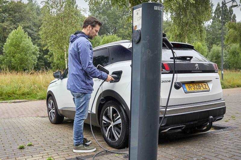 Nauw Zin Welsprekend Is een laadpaal veilig om een elektrische auto op te laden?