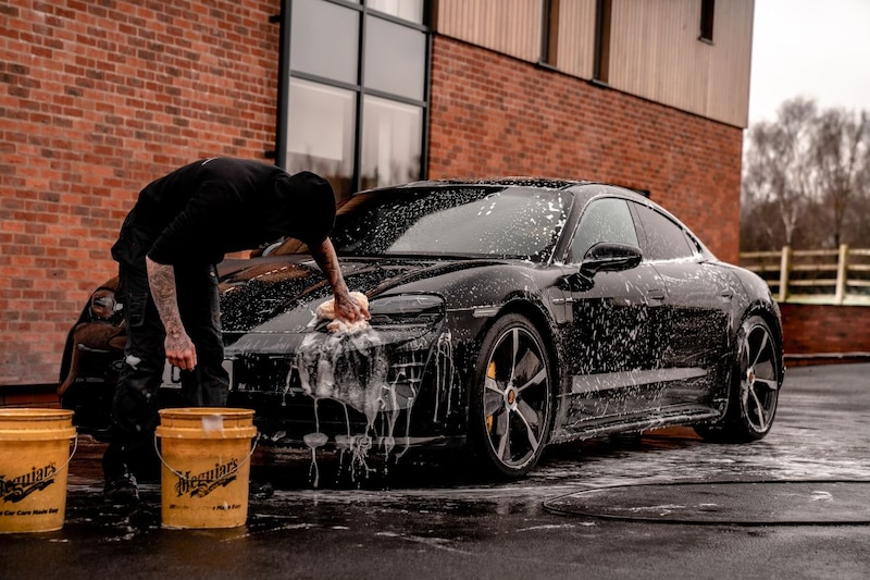 Auto wassen autowassen Taycan Foto Brad Starkey Unsplash