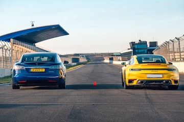 Dragrace Porsche 911 Turbo S versus Tesla Model S - Special