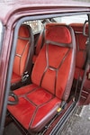 Het oranje-rode velours interieur komt overeen met dat van de sportieve 99 EMS (Electronic Manual Special), die in de pikorde net onder de Turbo stond.