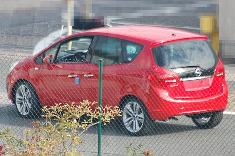 Opel Meriva streakt over fabrieksterrein!