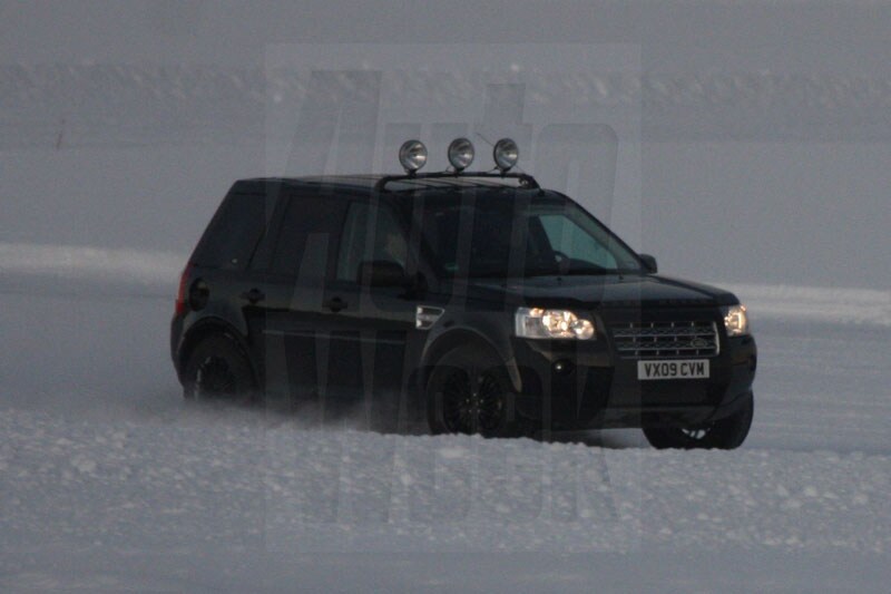Range Rover LRX op pad in de sneeuw