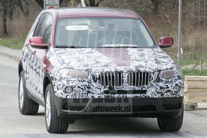 BMW X3 werpt deel camouflage af