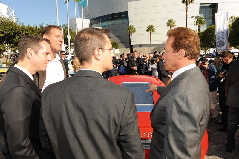 Arnold Schwarzenegger snuffelt aan Audi e-Tron