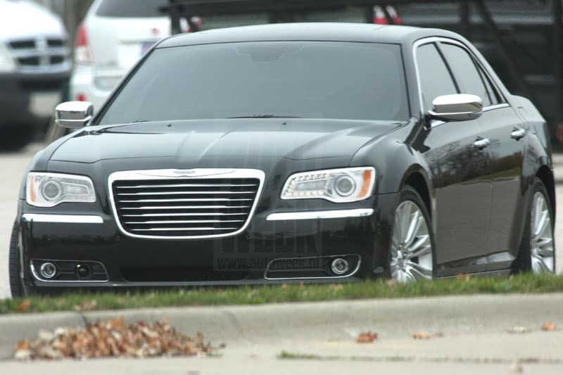 Chrysler 300C ongecamoufleerd op fotoshoot