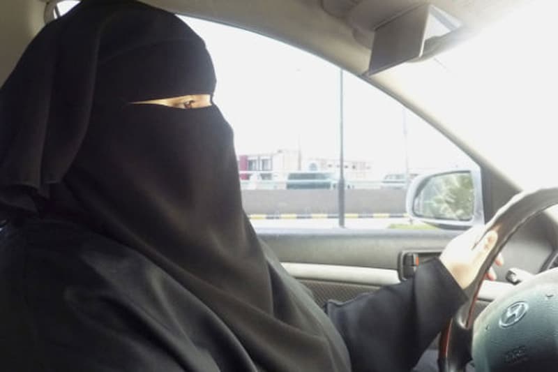 Saudische vrouw in auto