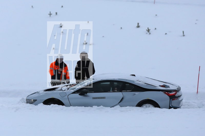 BMW i8 hopeloos vast in de sneeuw