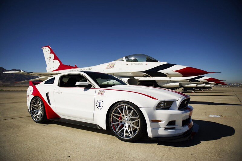 Ford eert demonstratieteam luchtmacht met Mustang