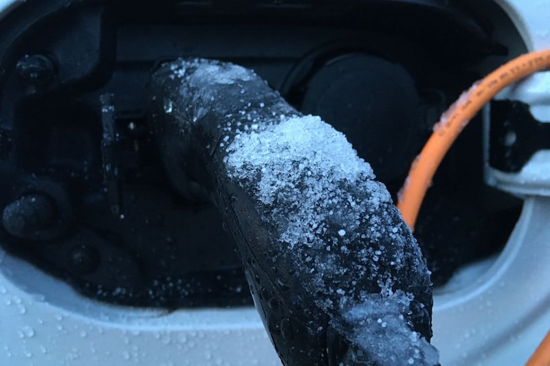 laadpaal winter stekker vastgevroren EV vorst