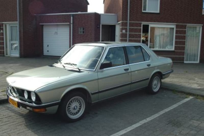 BMW 528i (1982)