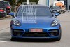 Nieuwe Porsche Panamera in blauw kostuum