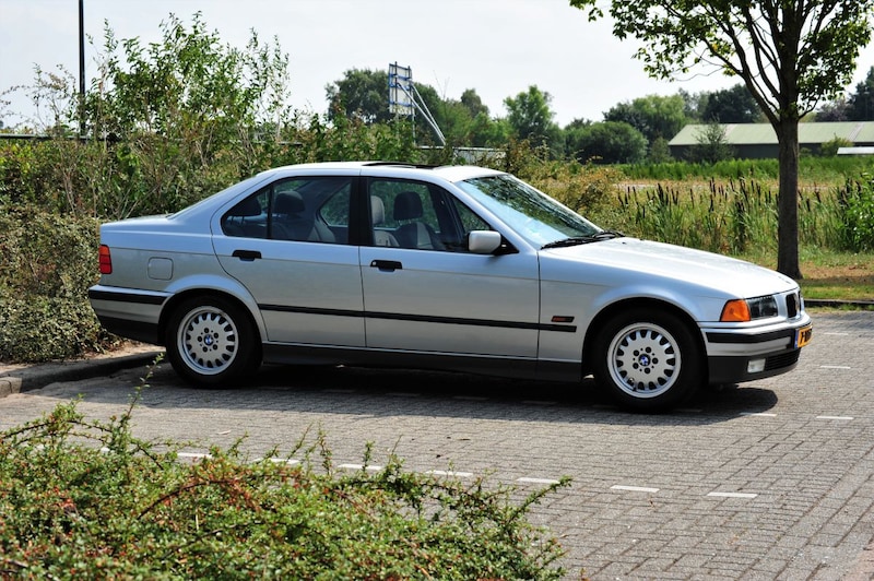 BMW 323i (1996)