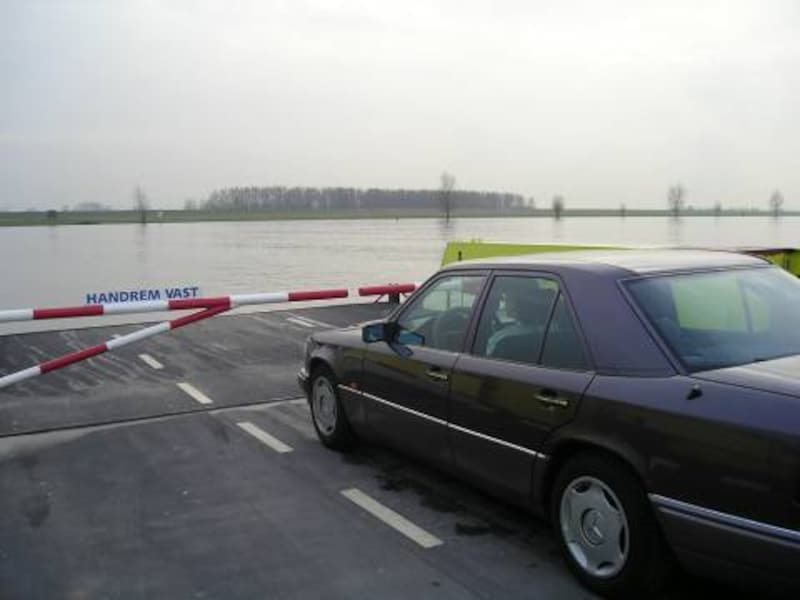 Mercedes-Benz E 220 (1994)