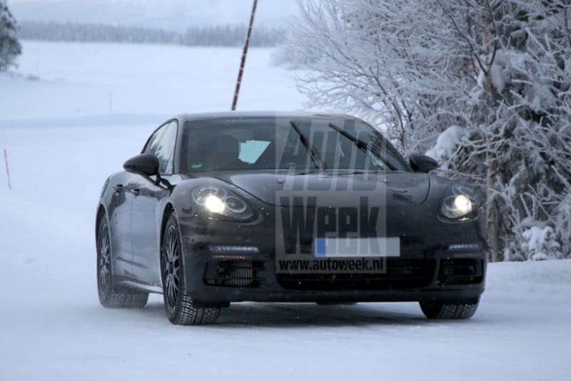Nieuwe Porsche Panamera in de sneeuw