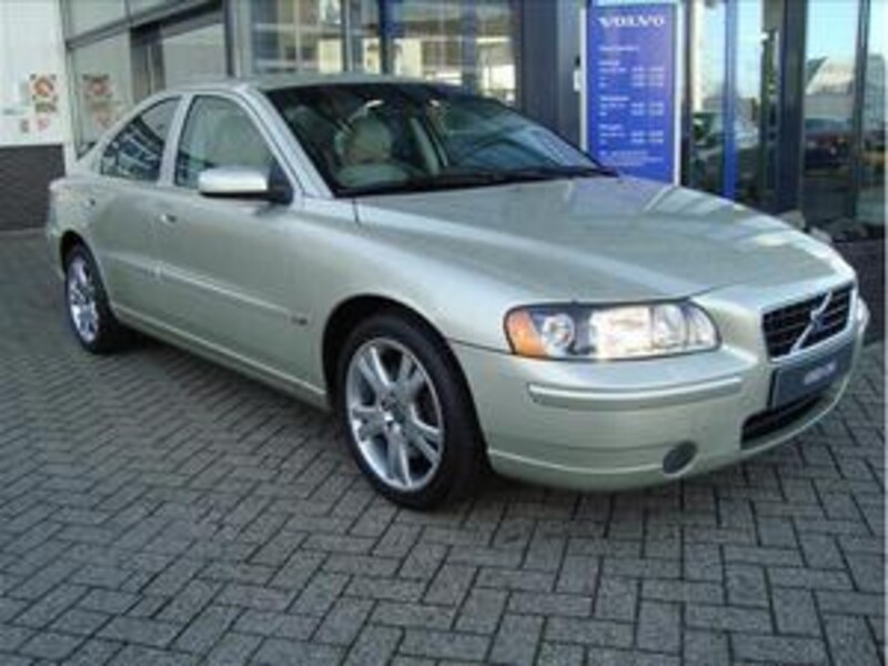 Volvo S60 2.5T Momentum (2005)