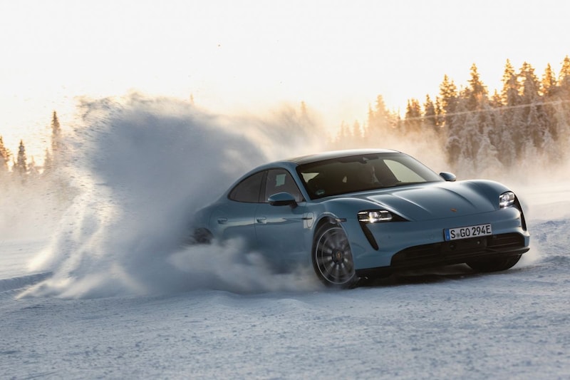 Porsche Taycan sneeuw wintersport