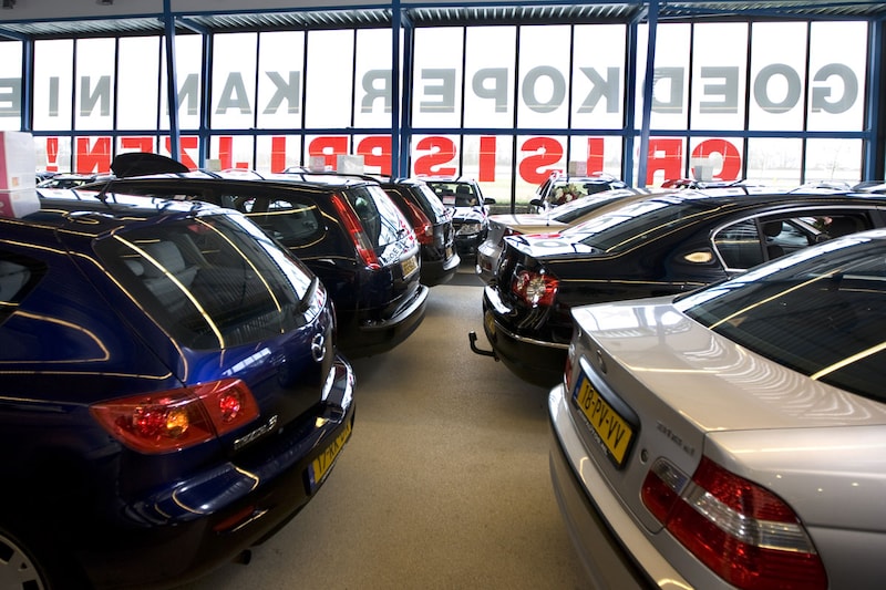 Kwart minder autodealers kopje onder in 2015 
