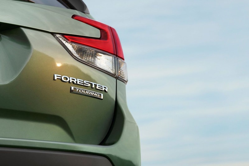 Subaru rolt Forester-achterlicht naar buiten