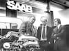 Frankfurt 1977: Saab-icoon Erik Carlsson, Ford-motorsportbaas Mike Kranefuss en coureur Jackie Stewart bewonderen de nieuwe turbomotor.