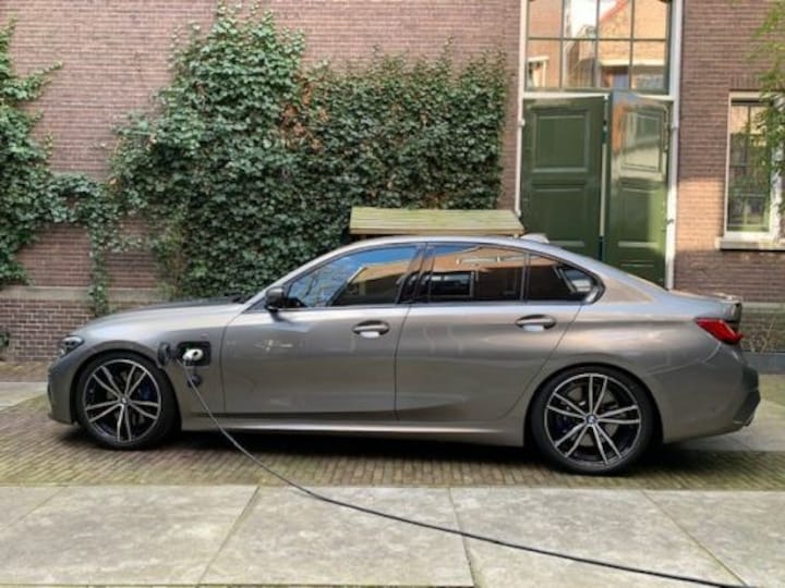 BMW 330e (2020)