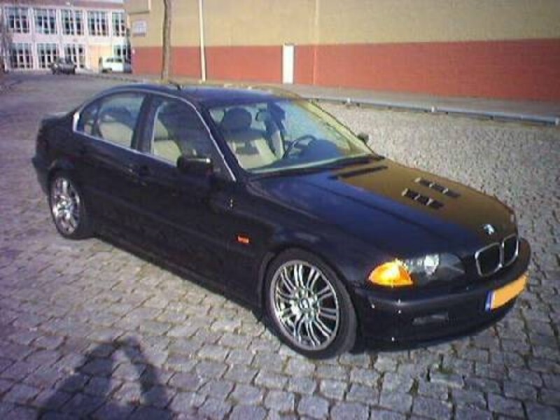 BMW 320i Executive (1999)
