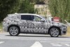 BMW X2 schemert door camouflagepak heen