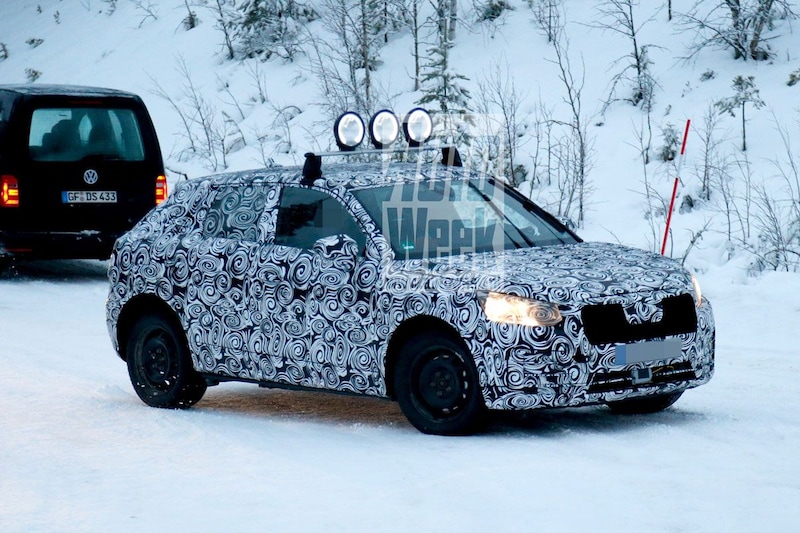 Audi Q2 in winterjas gefotografeerd