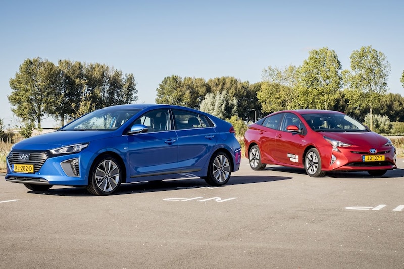Hyundai Ioniq vs. Toyota Prius